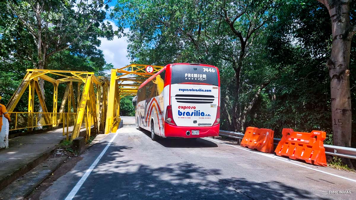 Fotografía de tránsito vehicular por el puente Anime.