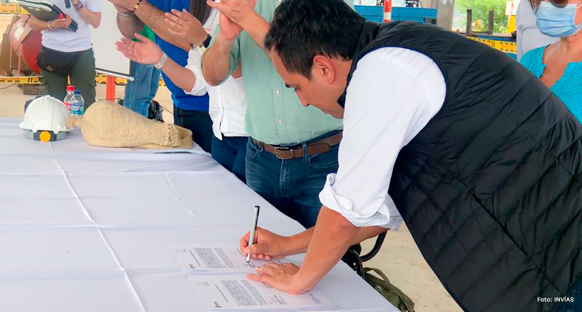 Fotografía del Director General del INVÍAS, Juan Esteban Gil durante su firma en el inicio de obras de acceso al túnel Guillermo Gaviria Correa.
