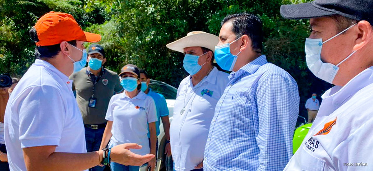 Fotografía del director general del INVÍAS, Juan Esteban Gil acompañado de su grupo de trabajo durante las visitas de inspección de las obras.