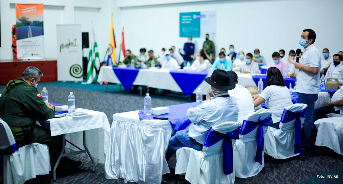 Fotografía del director general del INVÍAS, Juan Esteban Gil durante su intervención en una de las reuniones de socialización de las obras.