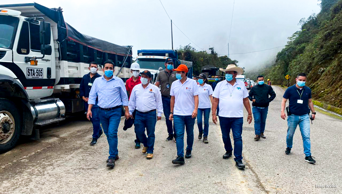 Fotografía del director general del INVÍAS, Juan Esteban Gil acompañado de su grupo de trabajo durante las visitas de inspección de las obras.