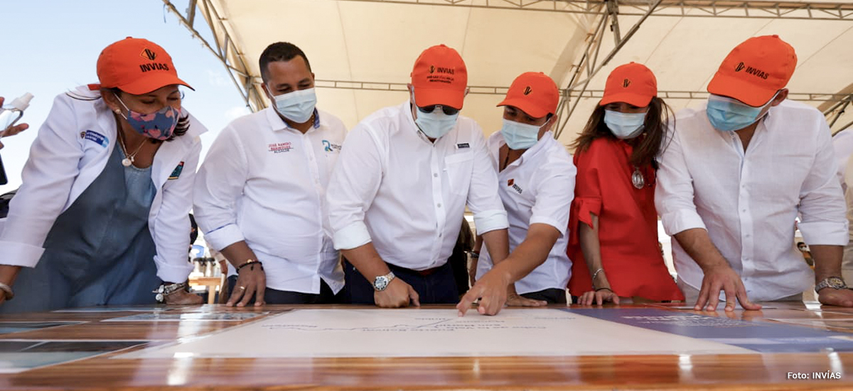 Fotografía del comité de Gobierno durante el evento de entrega del corredor Mayapo - Manaure.