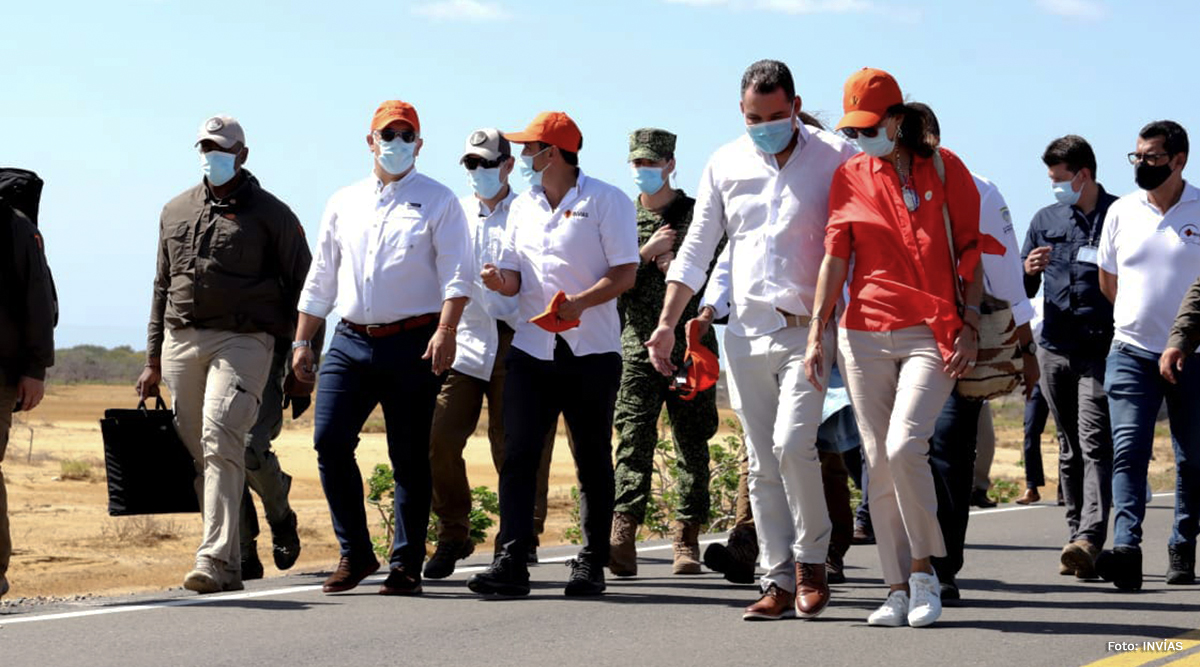 Fotografía del comité de Gobierno durante el evento de entrega del corredor Mayapo - Manaure.