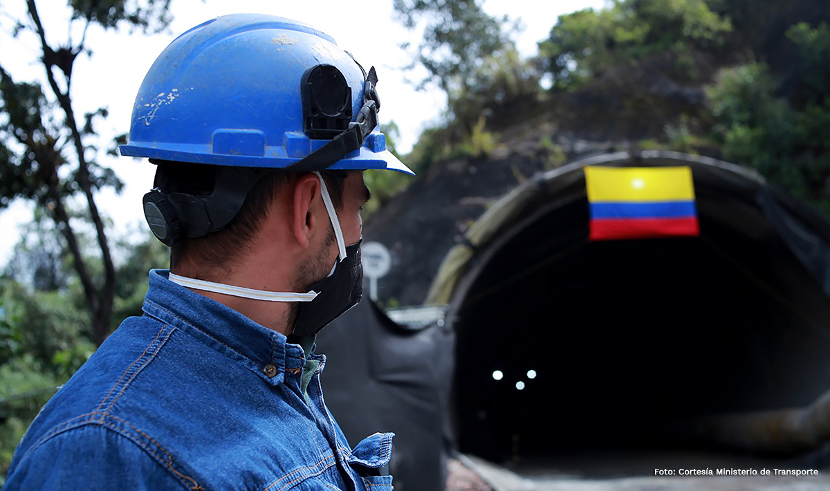 Fotografía de trabajador del INVÍAS en las obras del cale del túnel 15.