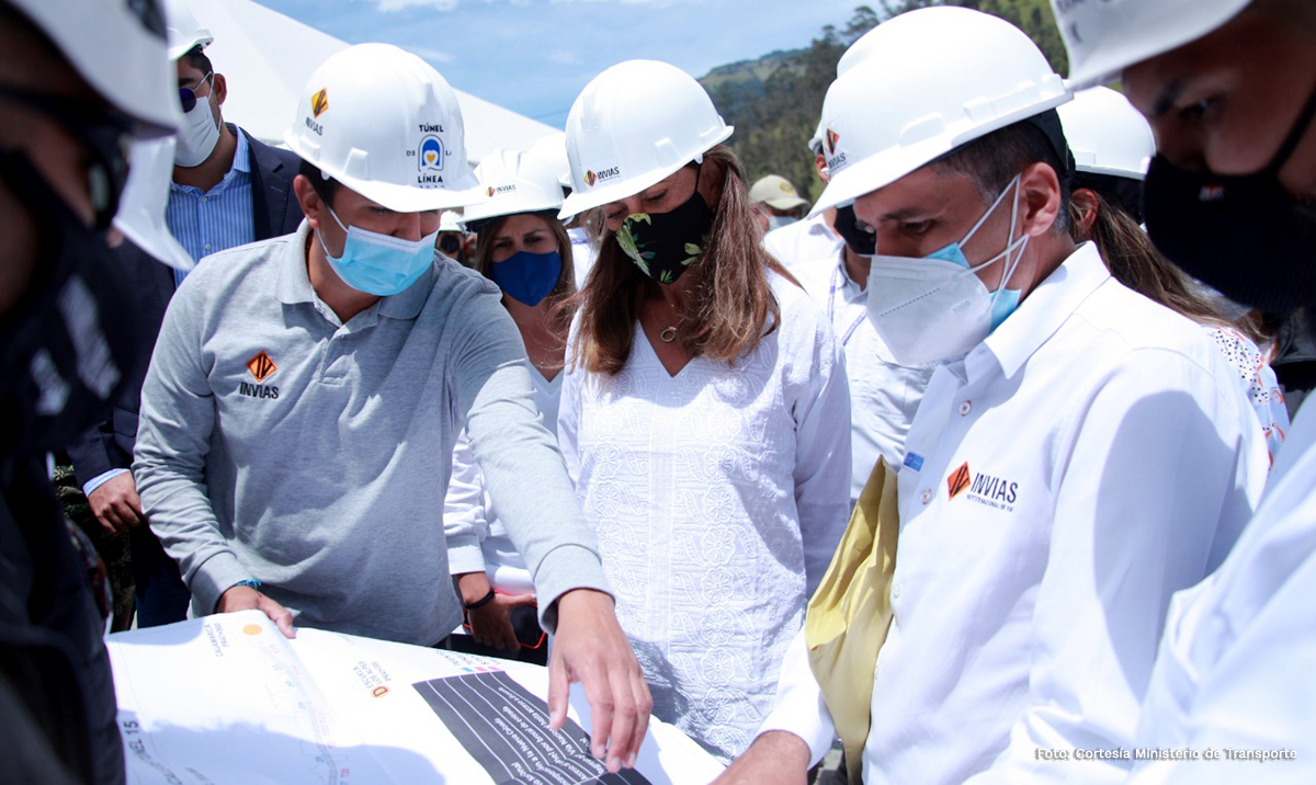 Fotografía del director general del INVÍAS, Juan Esteban Gil durante la explicación del proyecto a la Vicepresidenta, Martha Lucía Ramírez.