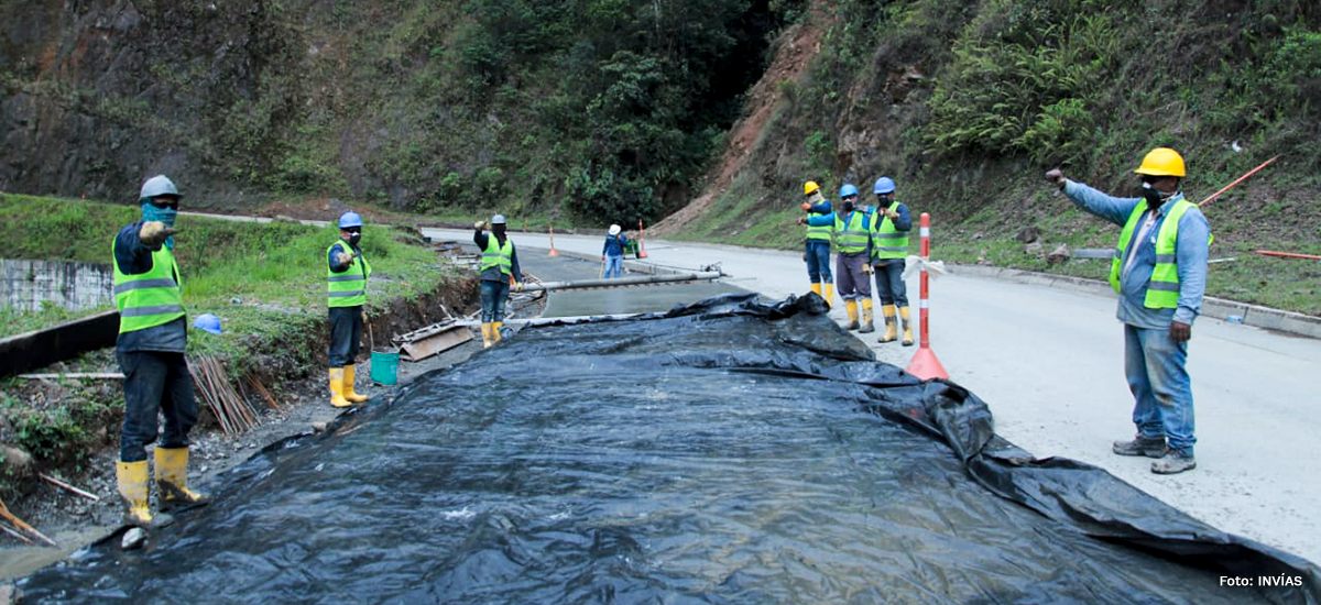 Fotografía trabajadores del INVÍAS construyendo vía Quibdó - Pereira.