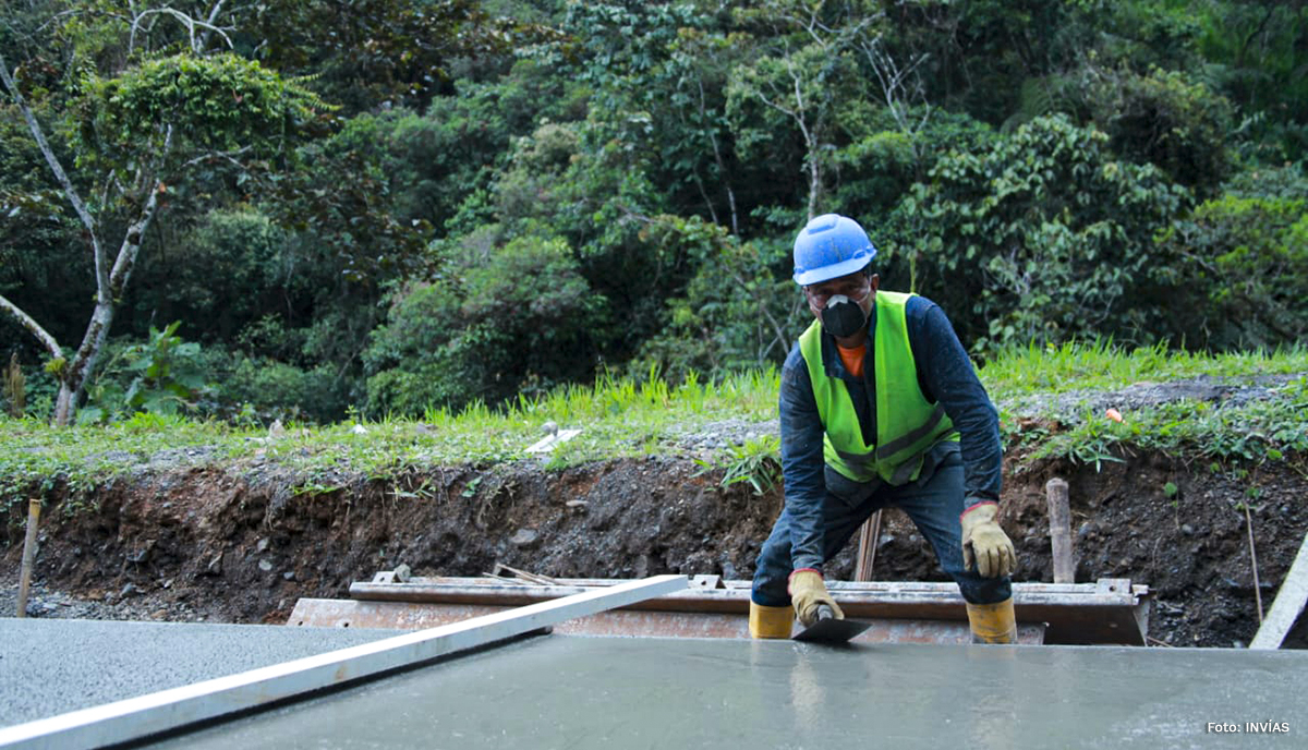 Fotografía trabajador del INVÍAS en obras de construcción de vía vía Quibdó - Pereira.