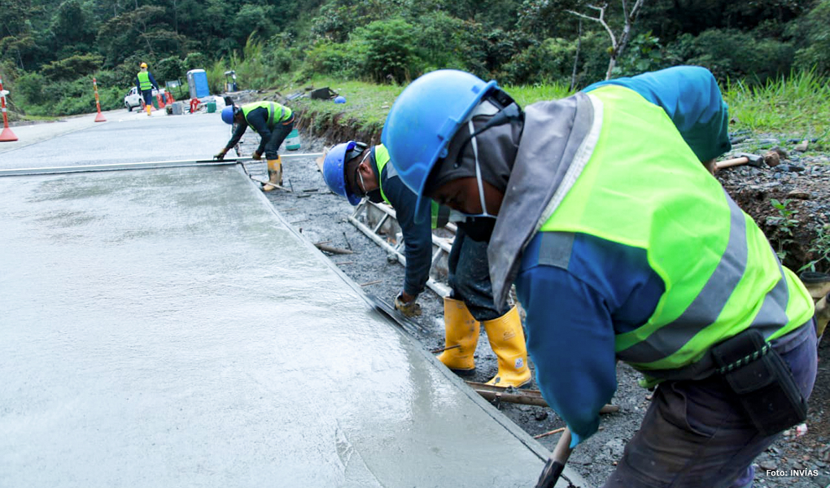 Fotografía trabajadores del INVÍAS construyendo vía Quibdó - Pereira.