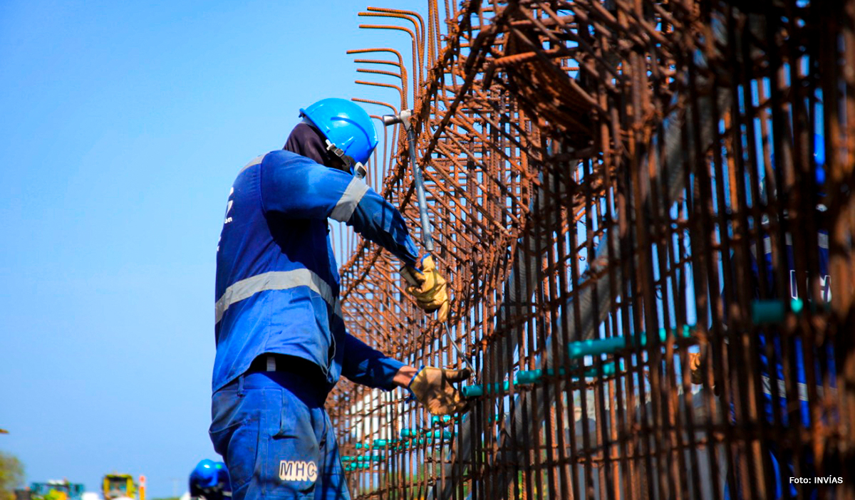 Fotografía de trabajador del INVÍAS en labores de construcción de vías en la variante Ciénaga - Barraquilla.