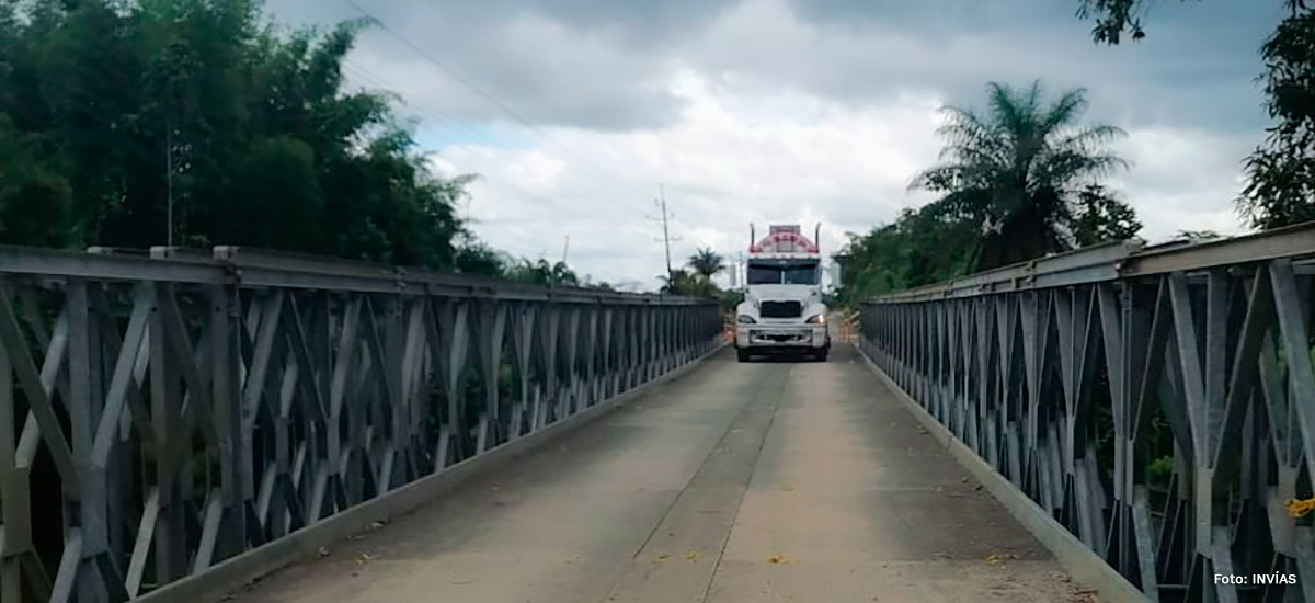 Fotografía de tránsito vehicular en puente metálico en la vía Fortul - Saravena.
