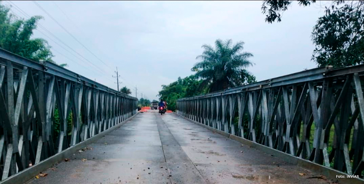 Fotografía de tránsito vehicular en puente metálico en la vía Fortul - Saravena.