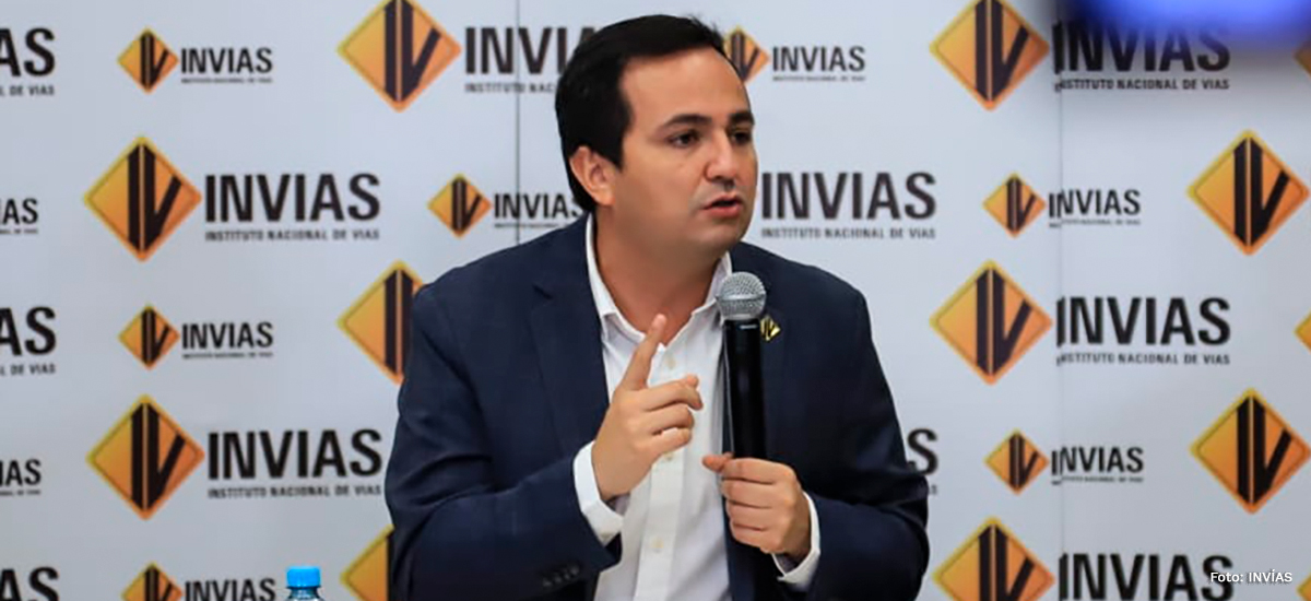 Fotografía del Director General del INVÍAS, Juan Esteban Gil Chavarría durante su intervención en el evento de rendición de cuentas, en el que participaron diferentes oferentes.