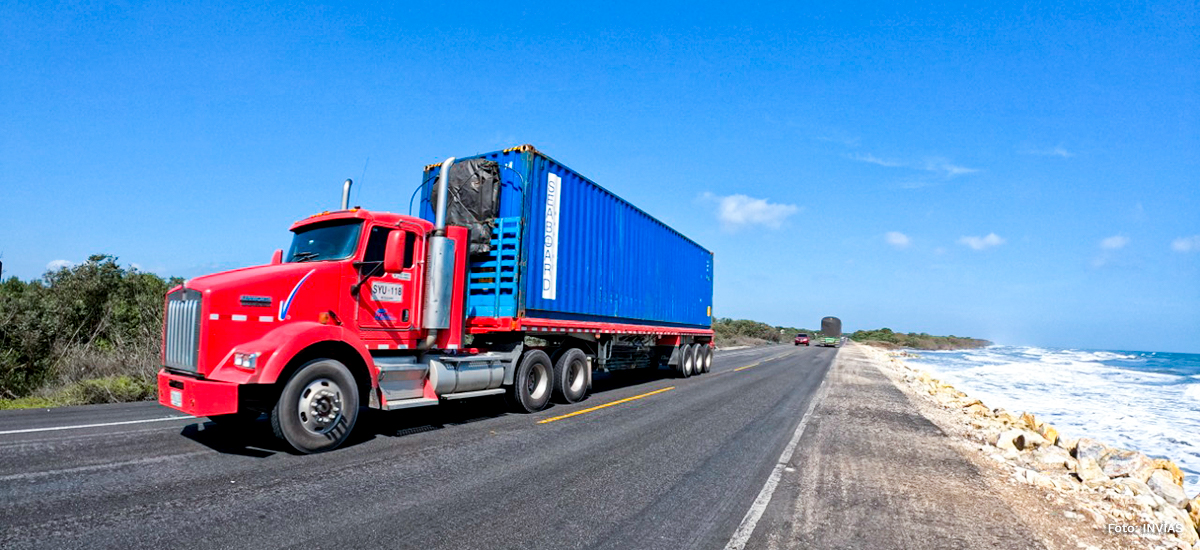 Fotografía del tránsito vehicular en la vía de la variante Ciénaga - Barranquilla.