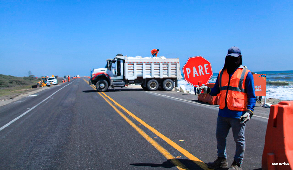 Fotografía de trabajadores del INVÍAS en la vía de la variante Ciénaga - Barranquilla.