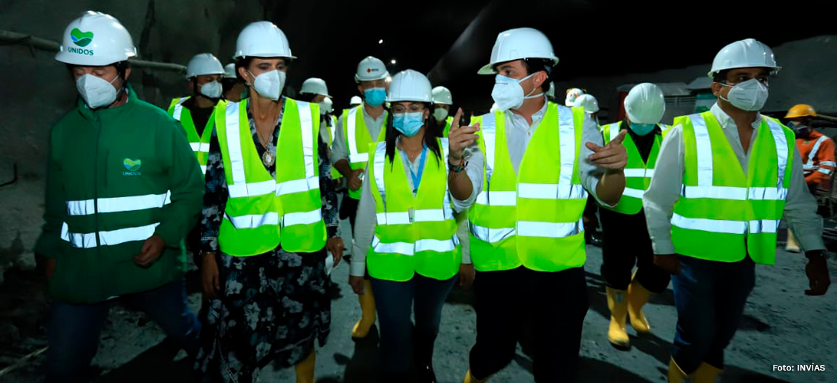 Fotografía de la Ministra de Transporte, Ángela María Orozco y el Director General del INVÍAS, Juan Estaban Gil junto a su equipo de trabajo durante su visita al inicio de la obra.