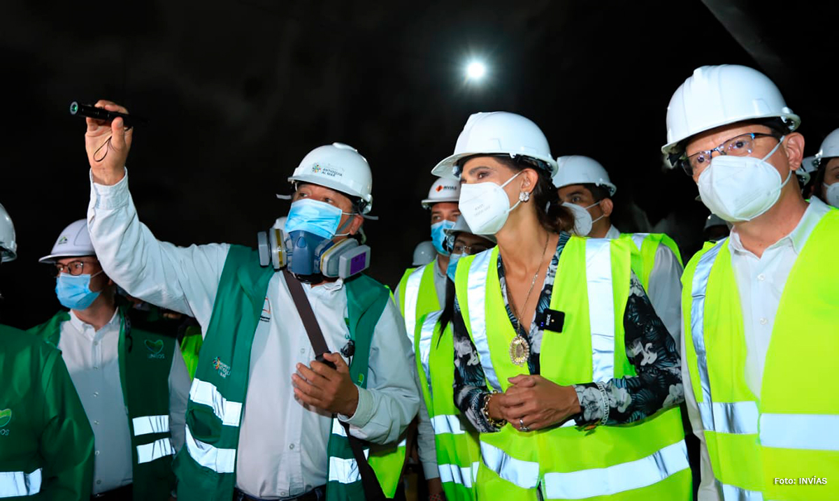 Fotografía de la Ministra de Transporte, Ángela María Orozco durante su visita al inicio de la obra.