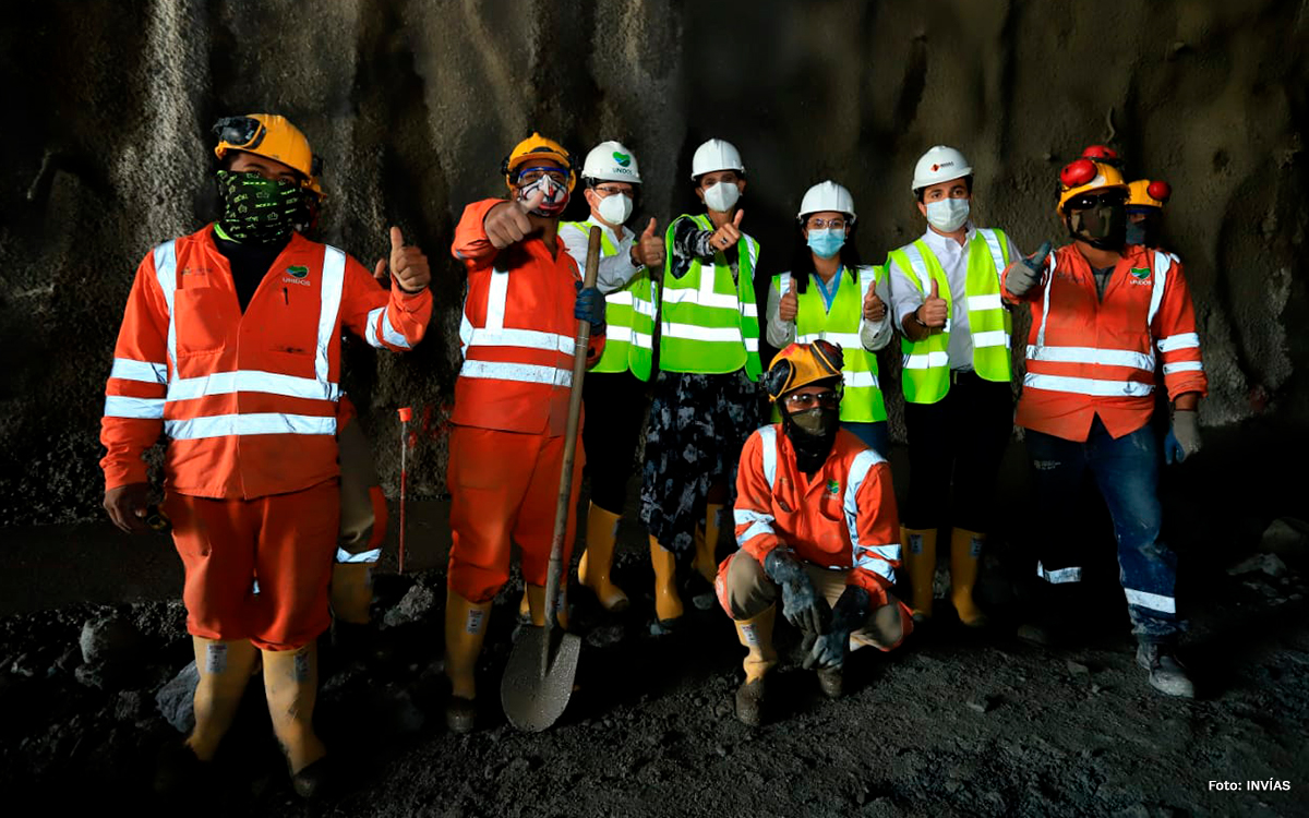 Fotografía del equipo de inspección y de los trabajadores del INVÍAS durante su visita al inicio de la obra.