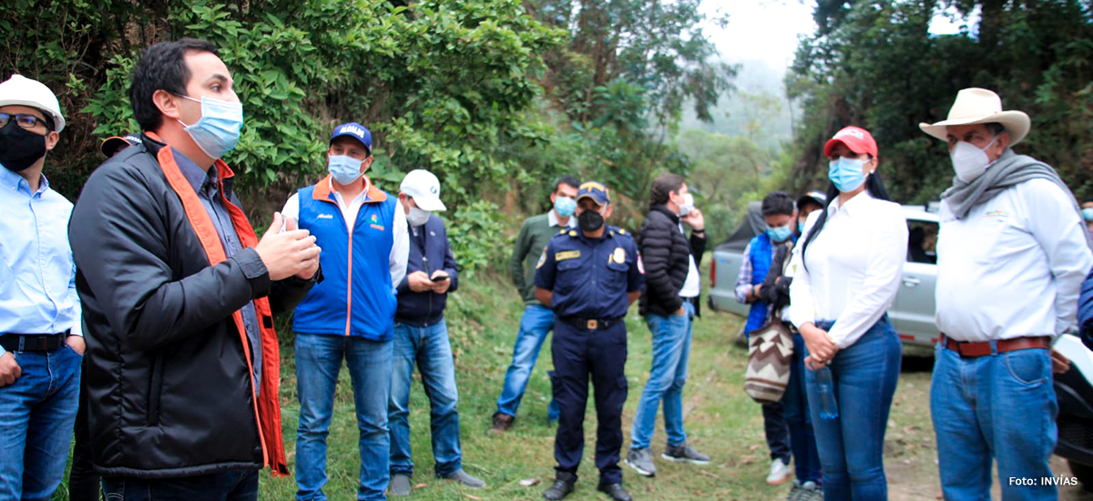 Fotografía del Director General del INVÍAS, Juan Esteban Gil y el equipo de Gobierno durante la visita al corredor Facatativa - La Mesa.