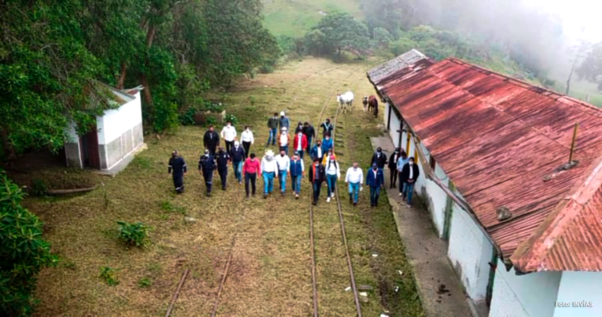 Fotografía del equipo de Gobierno durante la visita al corredor Facatativa - La Mesa.