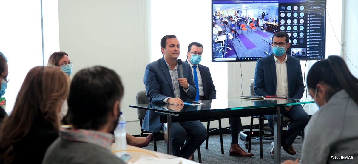 Fotografía del Director General del INVÍAS, Juan Esteban Gil durante su intervención en el evento de audiencia de adjudicación del contrato de peajes.