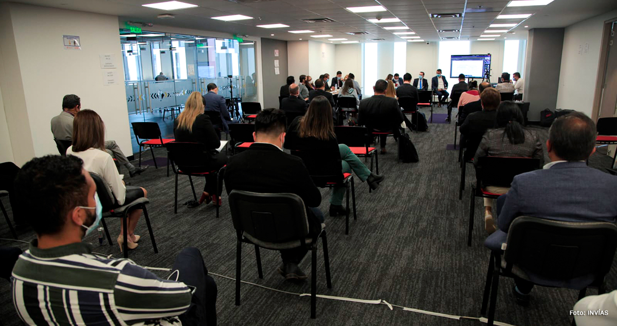 Fotografía de los asistentes al evento de audiencia de adjudicación del contrato de peajes.0