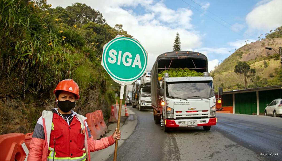 Fotografía de trabajadora del INVÍAS en su labor de restricción de paso en corredor Calarcá - Cajamarca.