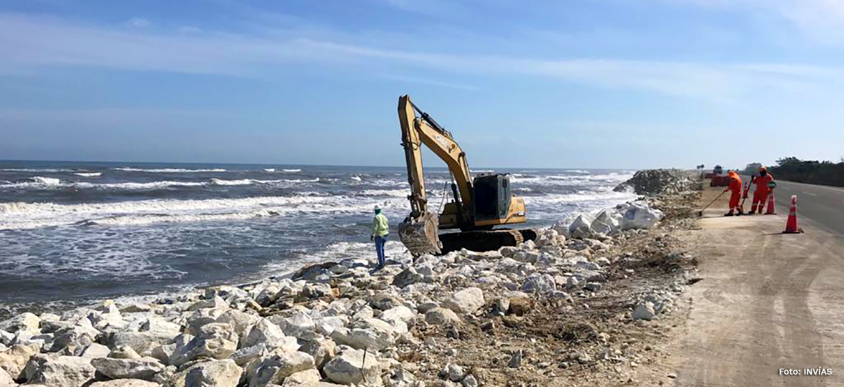 Fotografía de trabajadores del INVÍAS realizando labores de mejora de la vía Pumarejo - Ciénaga.