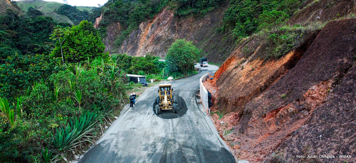 Fotografía de la vía que conecta a Risaralda y Chocó