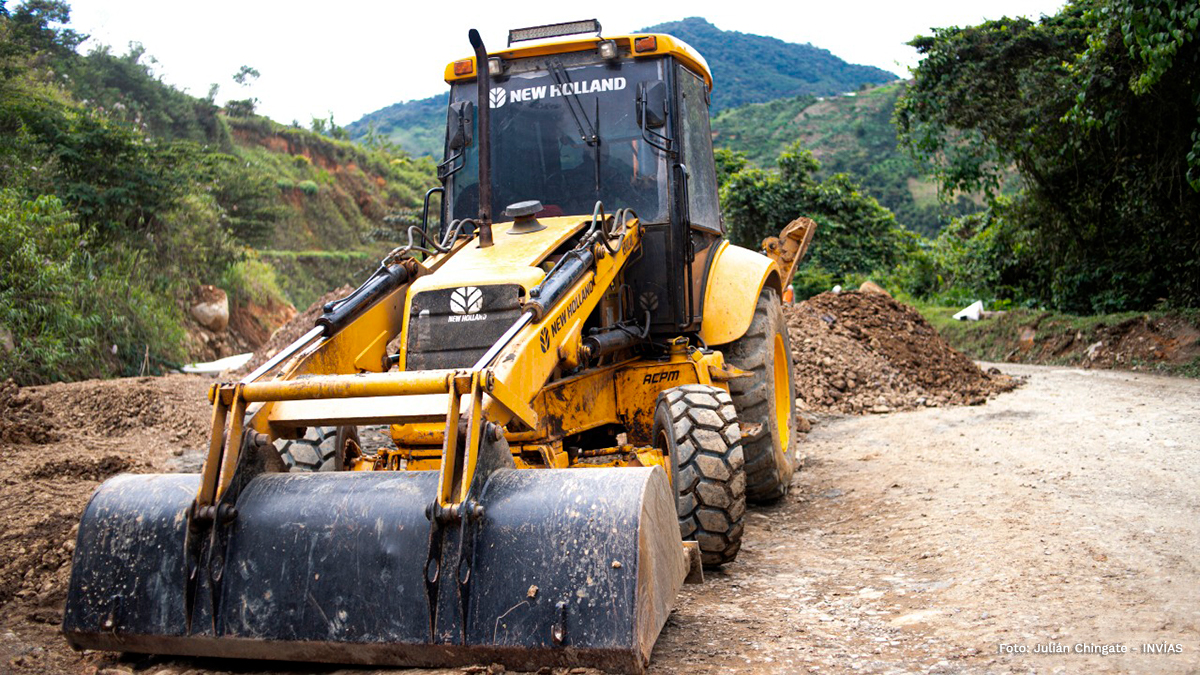 Fotografía maquinaria pesada para la terminación del proyecto de la vía que conecta a Risaralda y Chocó