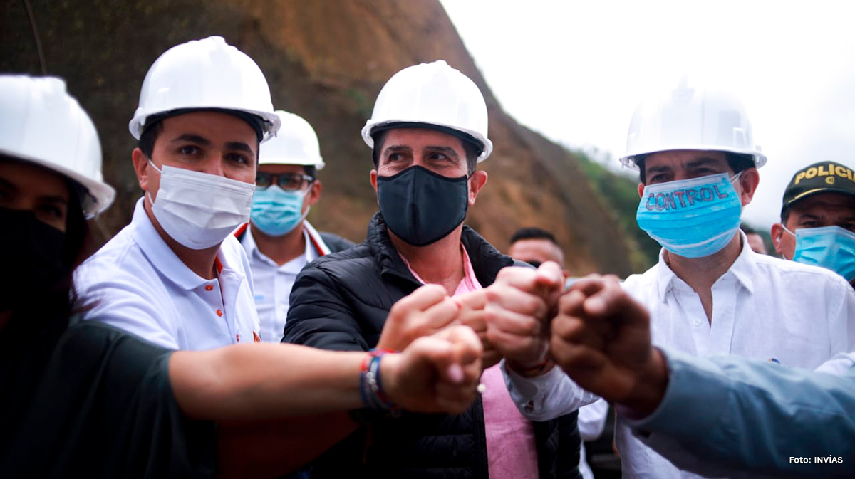 Fotografía del director general del INVÍAS, Juan Esteban Gil junto al equipo de trabajo conjunto del Gobierno nacional.