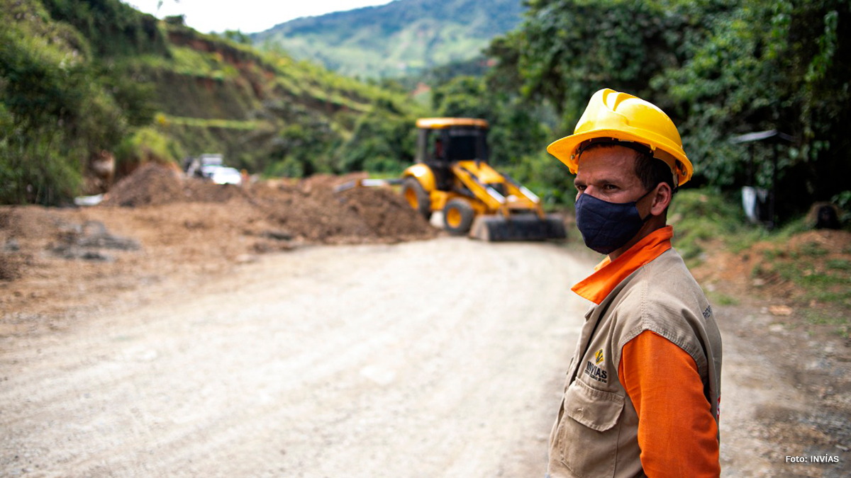 Fotografía de trabajador del INVÍAS en la vía que conecta a Risaralda y Chocó.