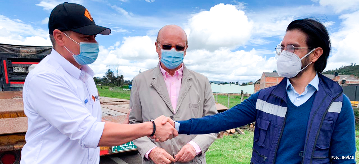 Fotografía del Director Operativo del INVÍAS, Juan Esteban Romero durante la impartición de la orden de inicio de la construcción de la doble calzada.