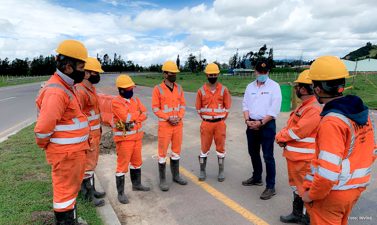 Fotografía del Director Operativo del INVÍAS, Juan Esteban Romero y su grupo de trabajo disponible para el inicio de la construcción de la doble calzada.