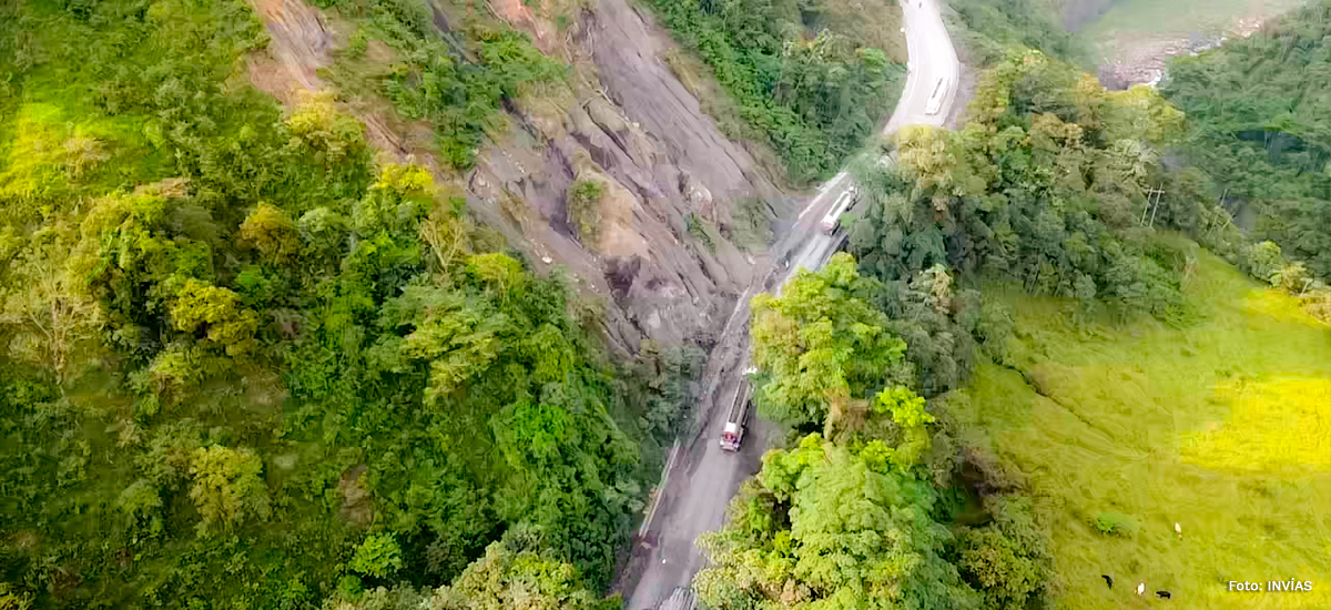 Fotografía aérea de la vía Sogamoso - Aguazul a la altura de La Granja.