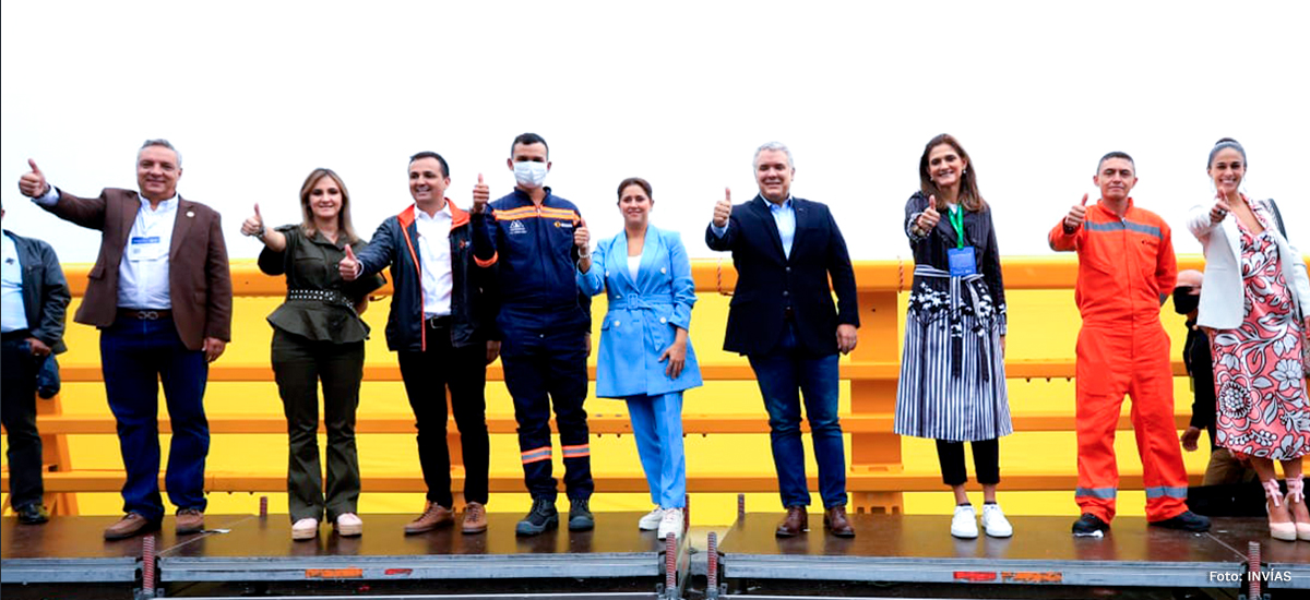 Fotografía del presidente de La República, Iván Duque Márquez, junto al equipo de Gobierno nacional en la puesta al servicio del Cruce de la Cordillera Central.