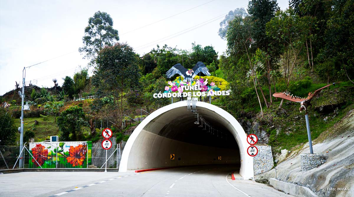 Fotografía de la entrada al túnel de Cóndor de Los Andes.