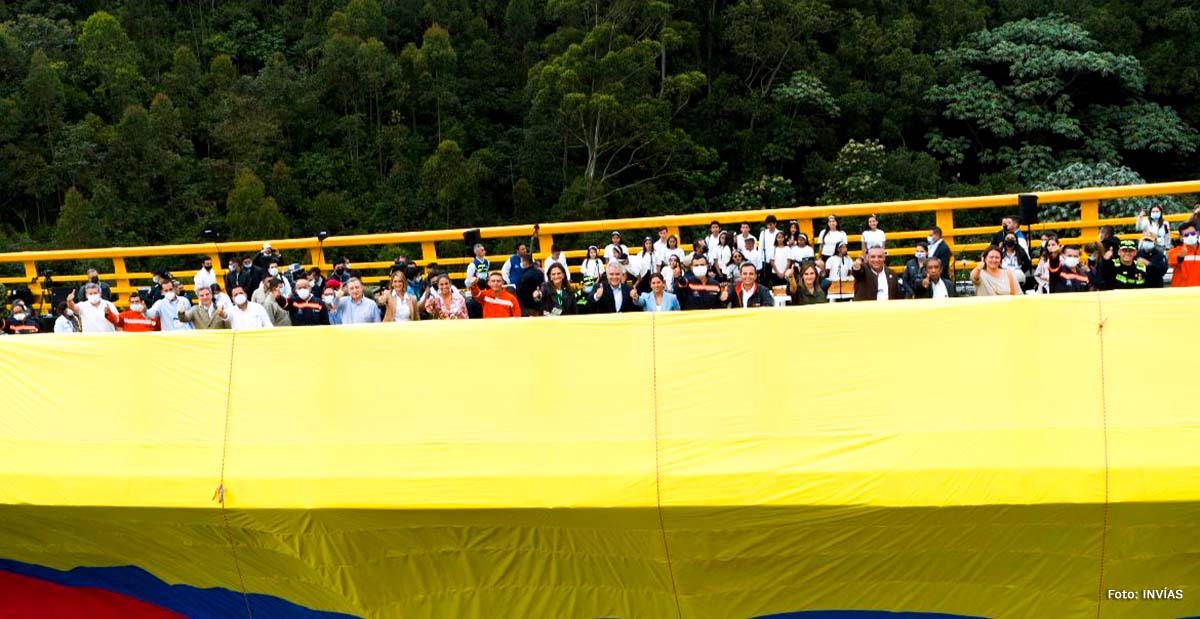 Fotografía del equipo del Gobierno nacional durante el despliegue de la bandera de Colombia.