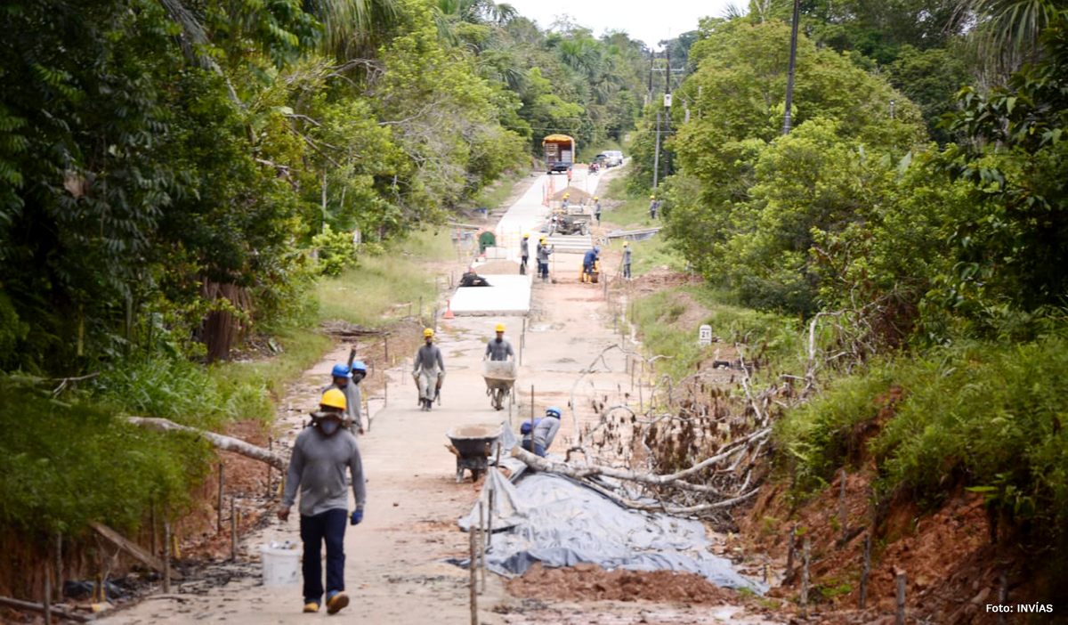 Fotografía de los trabajadores del INVÍAS en las obras de construcción.