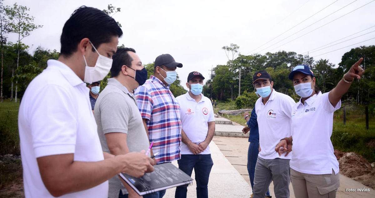 Fotografía del director general del INVÍAS, Juan Esteban Gil junto a su equipo de trabajo en las obras.