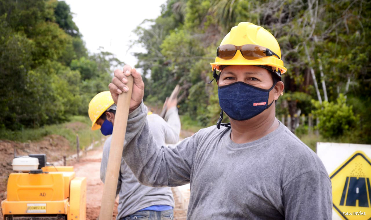 Fotografía de trabajador del INVÍAS en las obras.