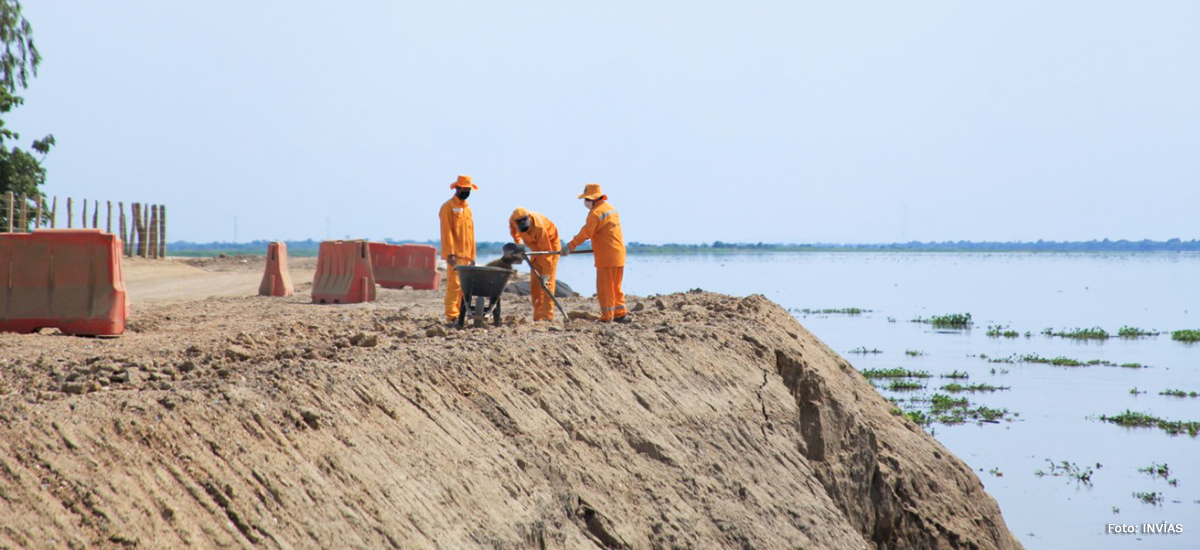 Fotografía de trabajadores del INVÍAS que se encuentran disponibles para llevar a cabo las soluciones definitivas en Salamina.