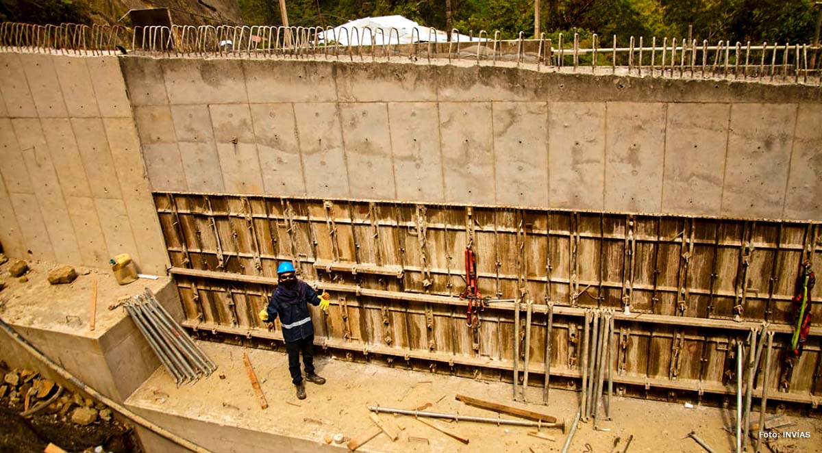 Fotografía de trabajador del INVÍAS durante las obras de contención de montañas.