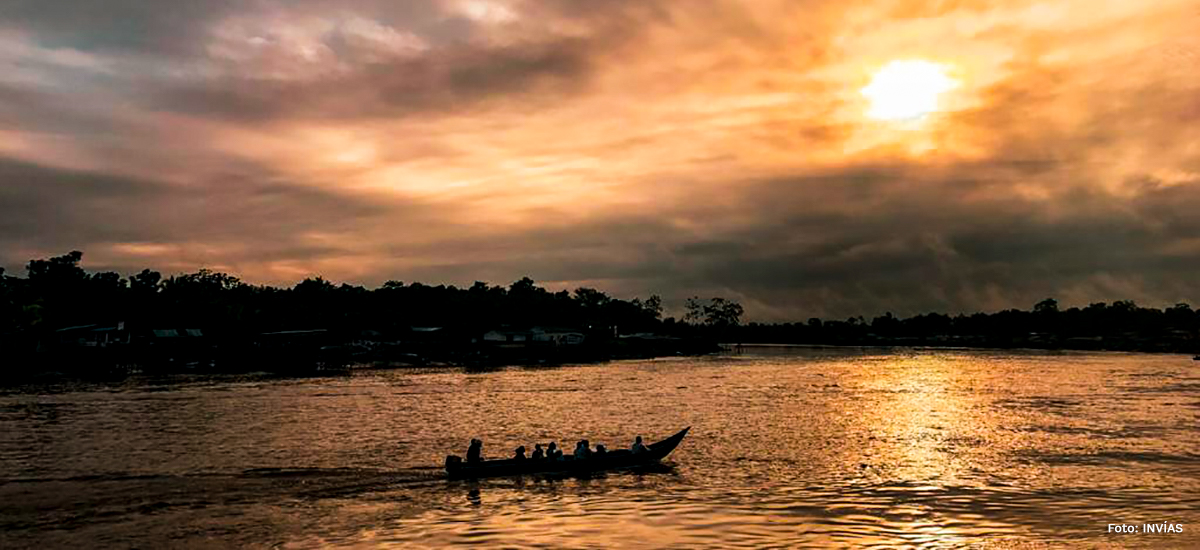 Fotografía al atardecer del tránsito fluvial por los ríos del país.
