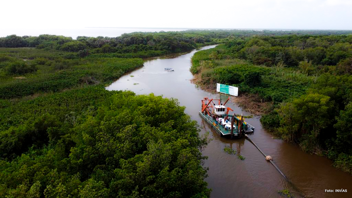 Fotografía del tránsito fluvial por los ríos del país.