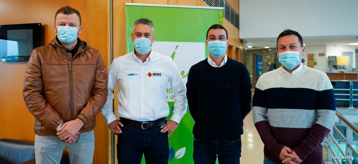 Fotografía del Director Operativo del INVÍAS, Juan Esteban Romero junto con los actores que hicieron parte de la inversión.