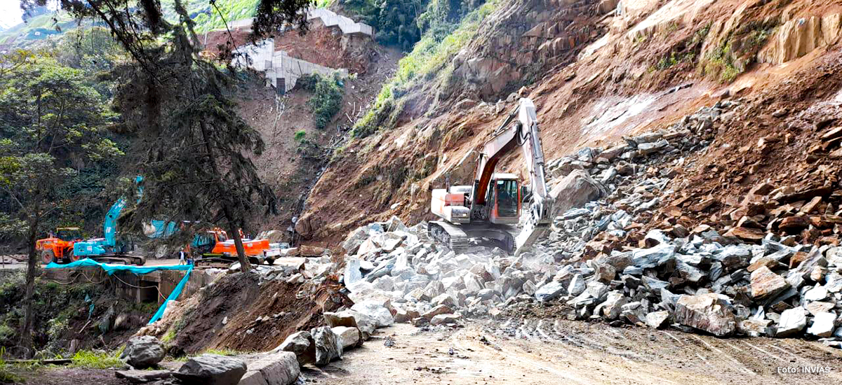 Fotografía de maquinaria pesada en trabajos de recuperación de la caída de rocas en el corredor Calarcá - Cajamarca.