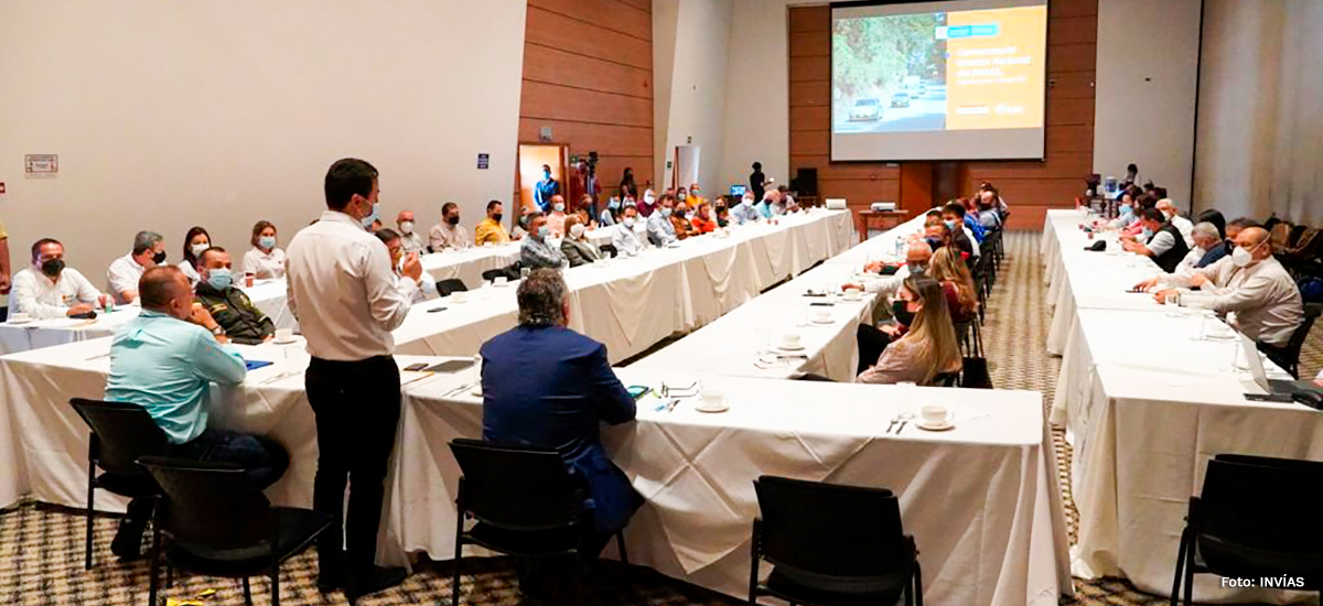 Fotografía del Director General del INVÍAS, Juan Esteban Gil durante su intervención en el evento de socialización.