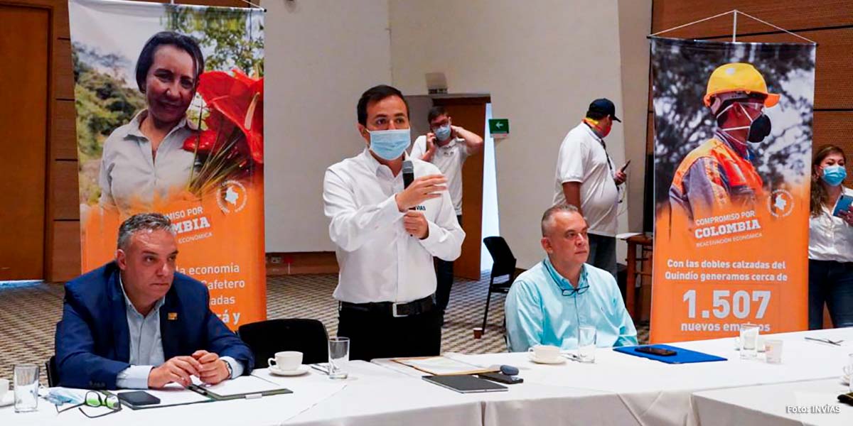 Fotografía del Director General del INVÍAS, Juan Esteban Gil durante su intervención en el evento de socialización.