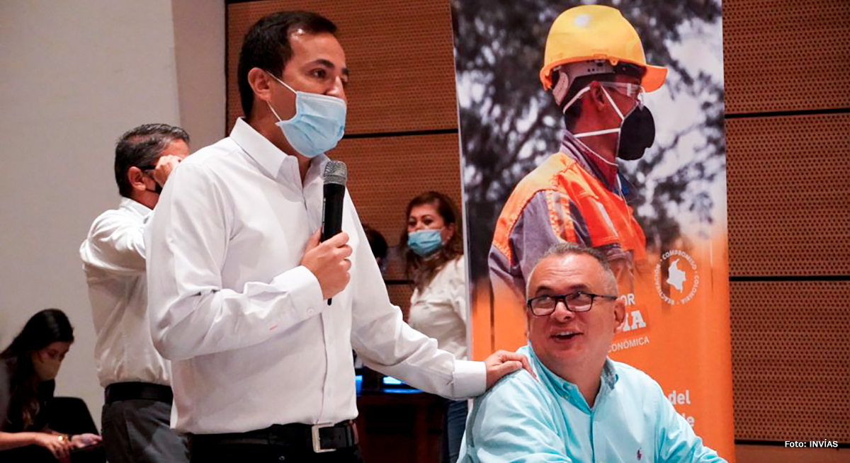 Fotografía del Director General del INVÍAS, Juan Esteban Gil durante su intervención en el evento de socialización.
