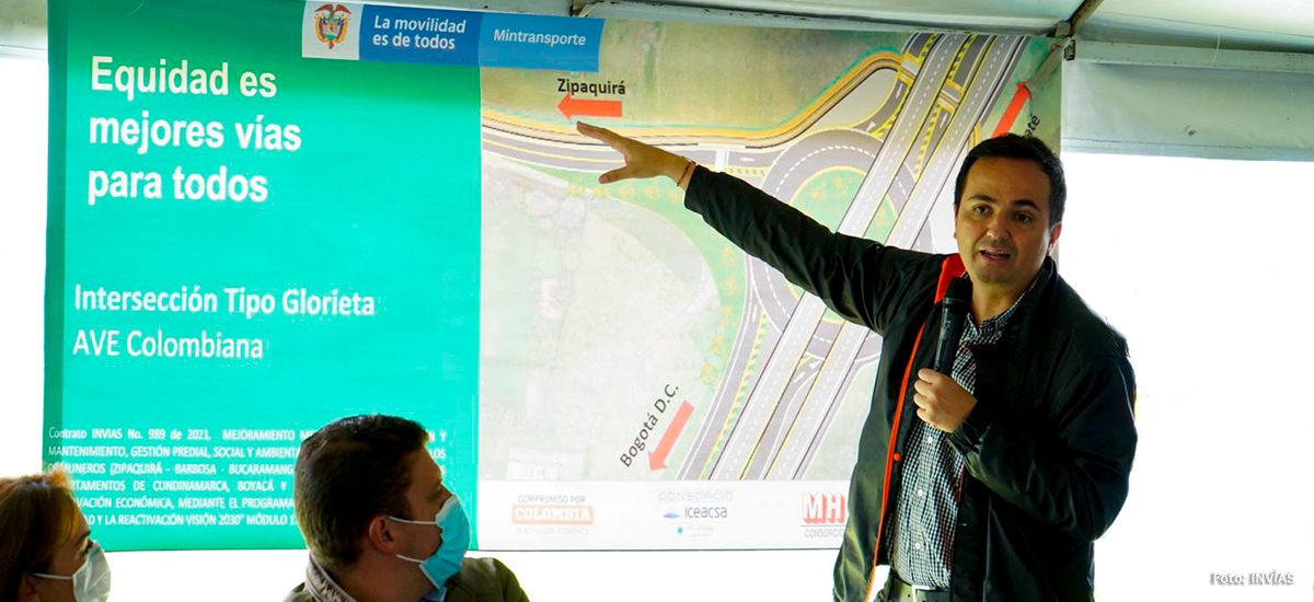 Fotografía del Director General del INVÍAS, Juan Esteban Gil durante su intervención en el evento de inicio de construcción de la doble calzada Zipaquirá - Ubaté - Chiquinquirá.